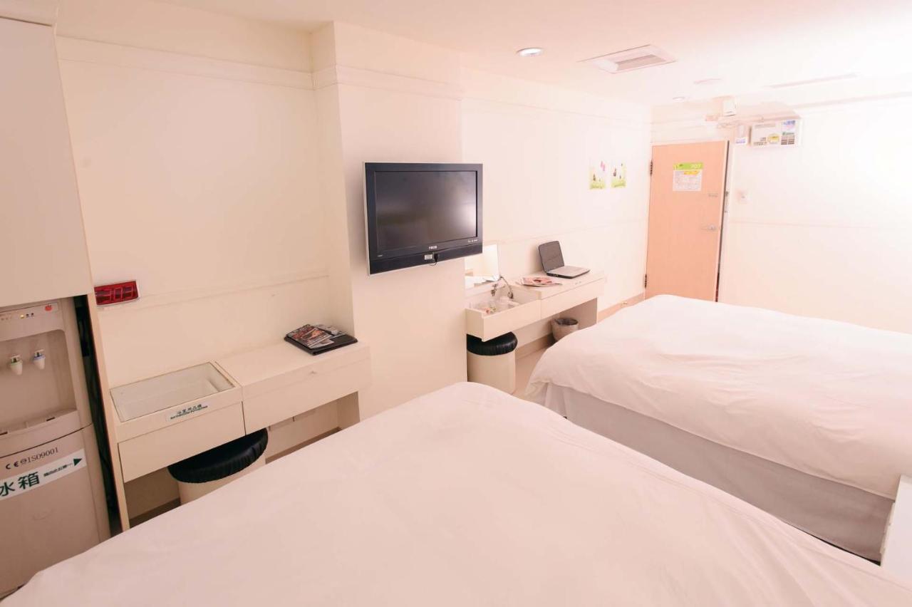 Kiwi Express Hotel - Zhong Zheng Branch Taichung Esterno foto