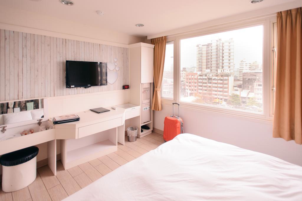 Kiwi Express Hotel - Zhong Zheng Branch Taichung Esterno foto