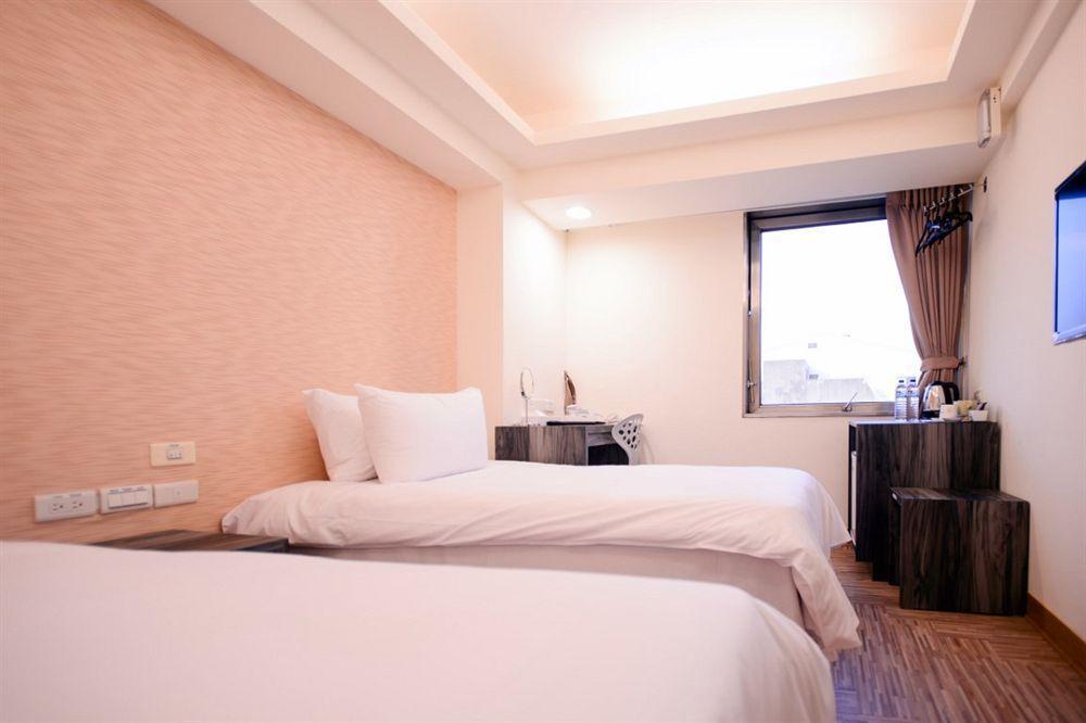 Kiwi Express Hotel - Zhong Zheng Branch Taichung Esterno foto