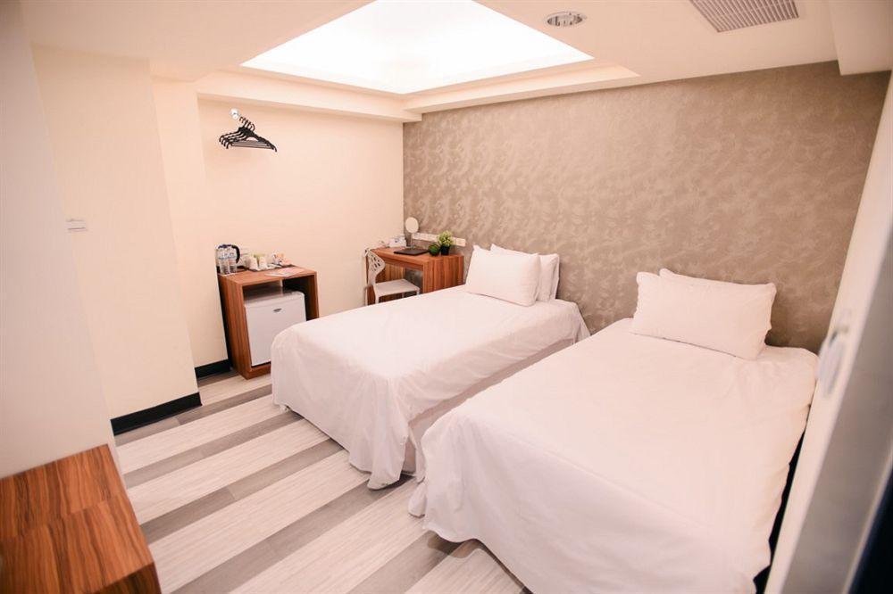 Kiwi Express Hotel - Zhong Zheng Branch Taichung Esterno foto