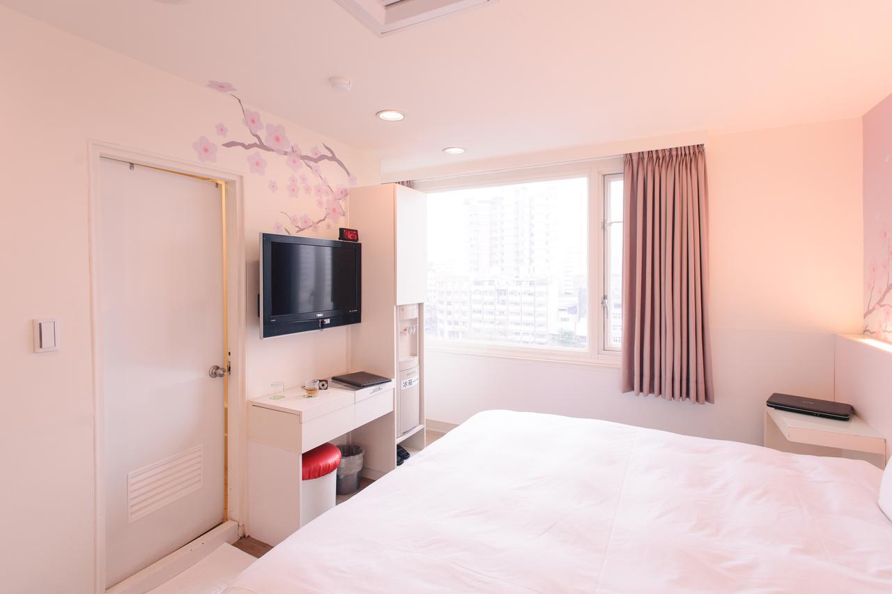 Kiwi Express Hotel - Zhong Zheng Branch Taichung Esterno foto