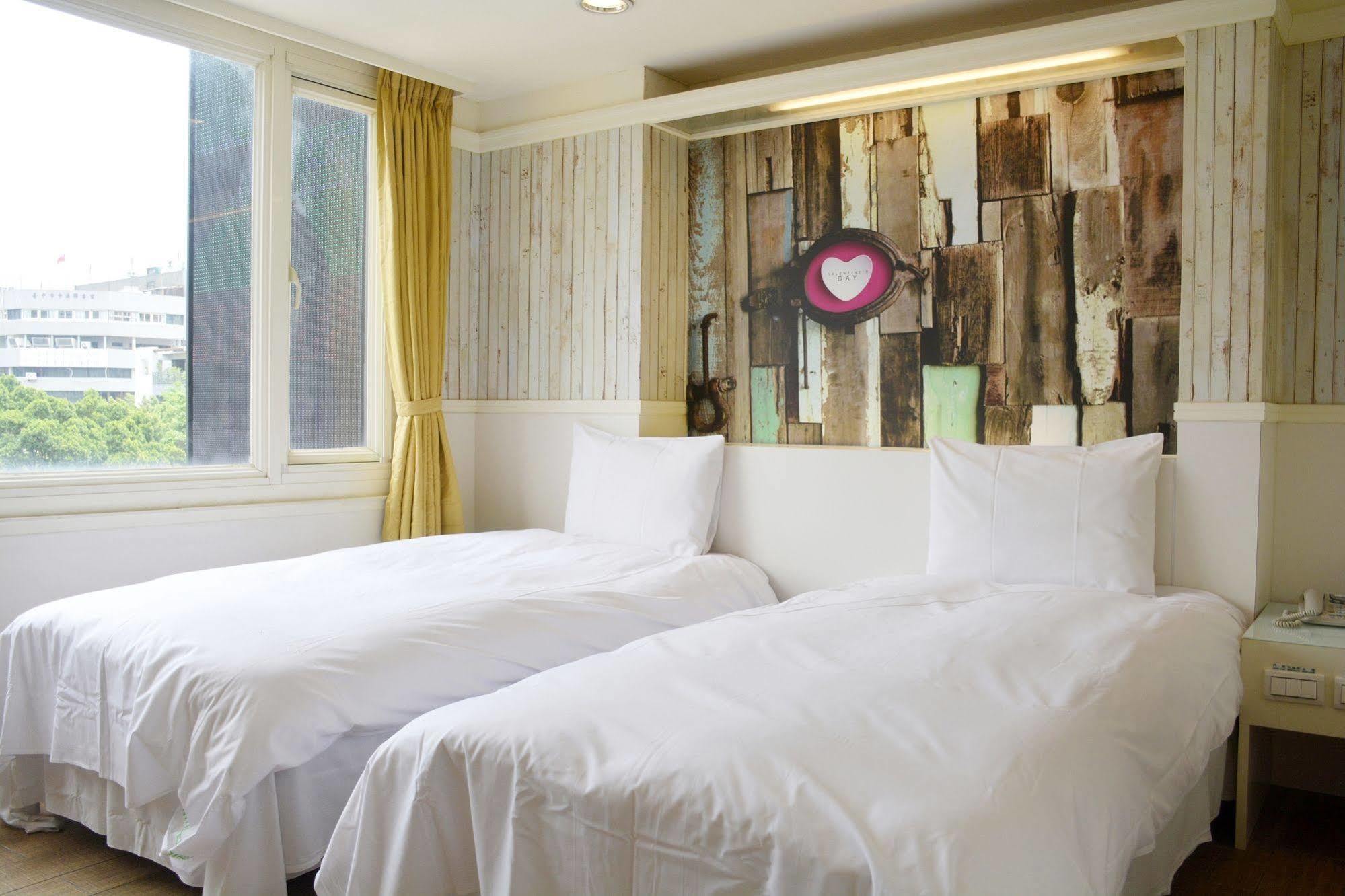 Kiwi Express Hotel - Zhong Zheng Branch Taichung Esterno foto