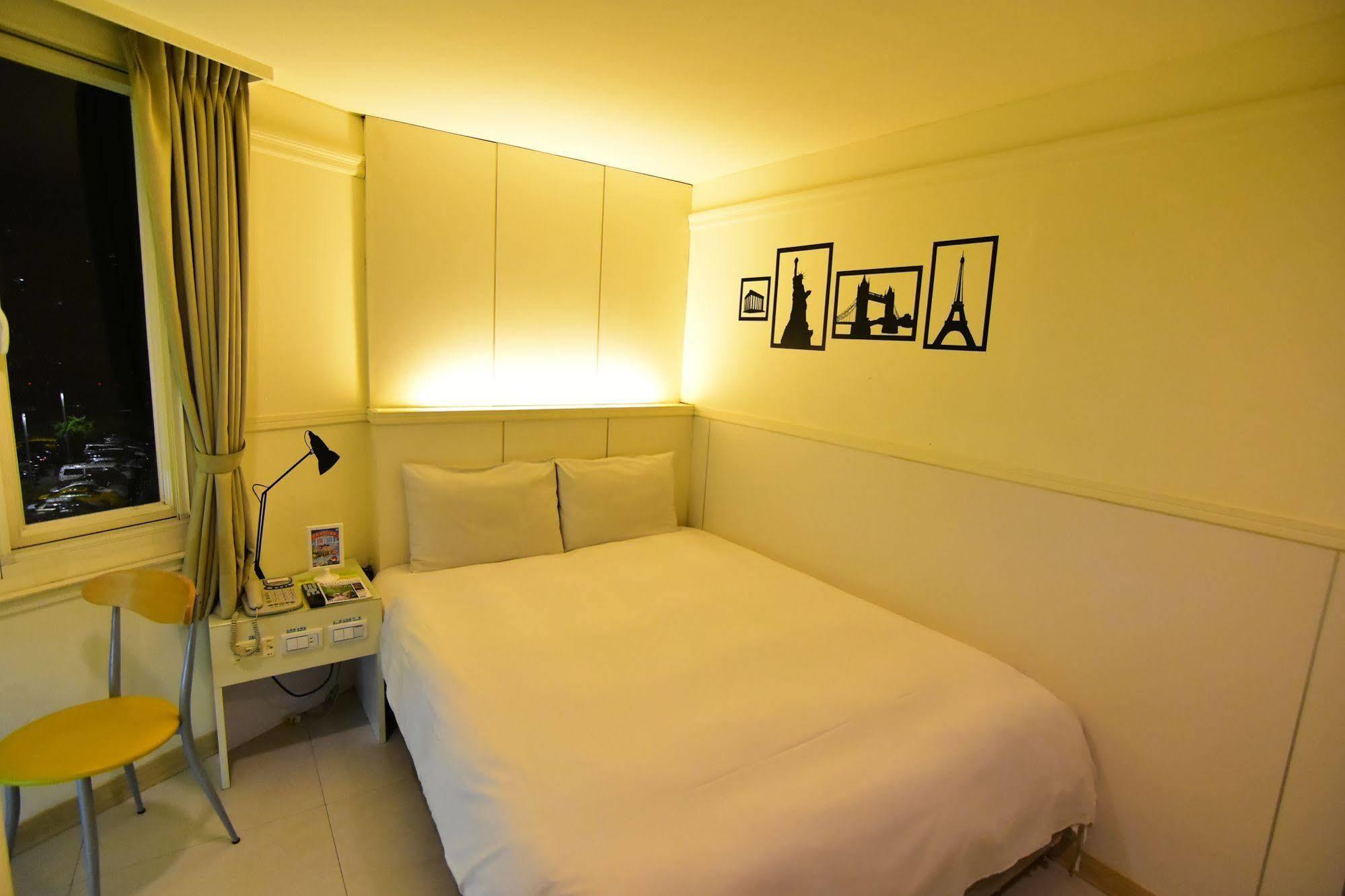 Kiwi Express Hotel - Zhong Zheng Branch Taichung Esterno foto