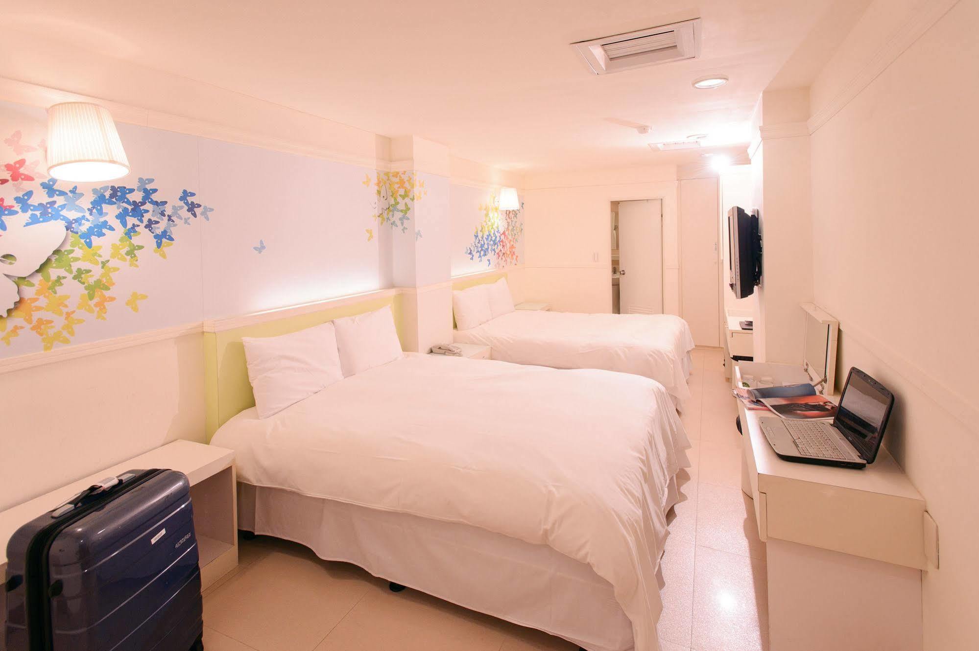 Kiwi Express Hotel - Zhong Zheng Branch Taichung Esterno foto