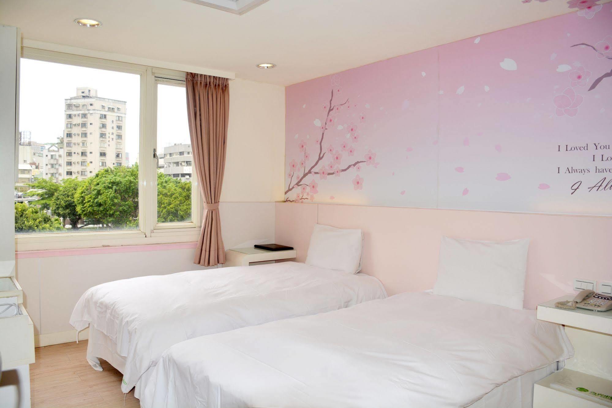 Kiwi Express Hotel - Zhong Zheng Branch Taichung Esterno foto
