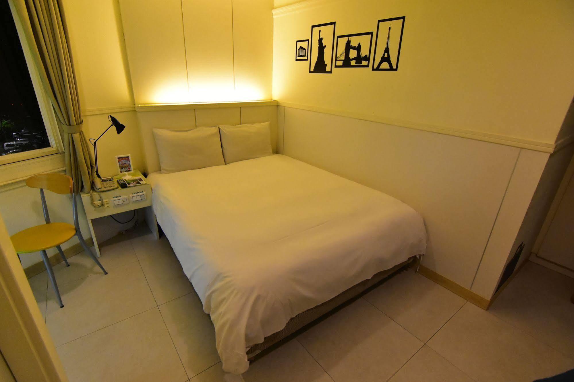 Kiwi Express Hotel - Zhong Zheng Branch Taichung Esterno foto