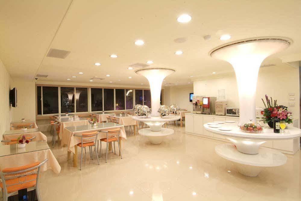 Kiwi Express Hotel - Zhong Zheng Branch Taichung Esterno foto